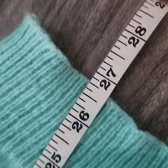 Forever 21 Mint Green Sweater with Gray Lip Print Sz L - Picture 8 of 8